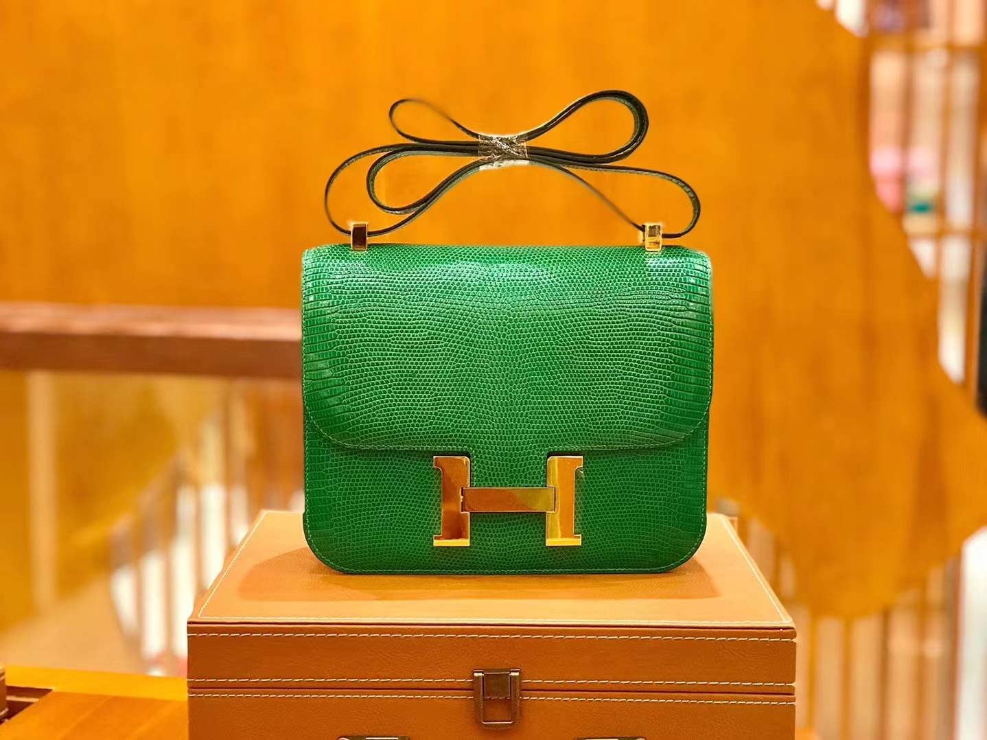 fb638e_ac1909bf46b844e7b77afeb636f0fd90mv2.jpg Constance 18 Lizard Bamboo Green - Image 1