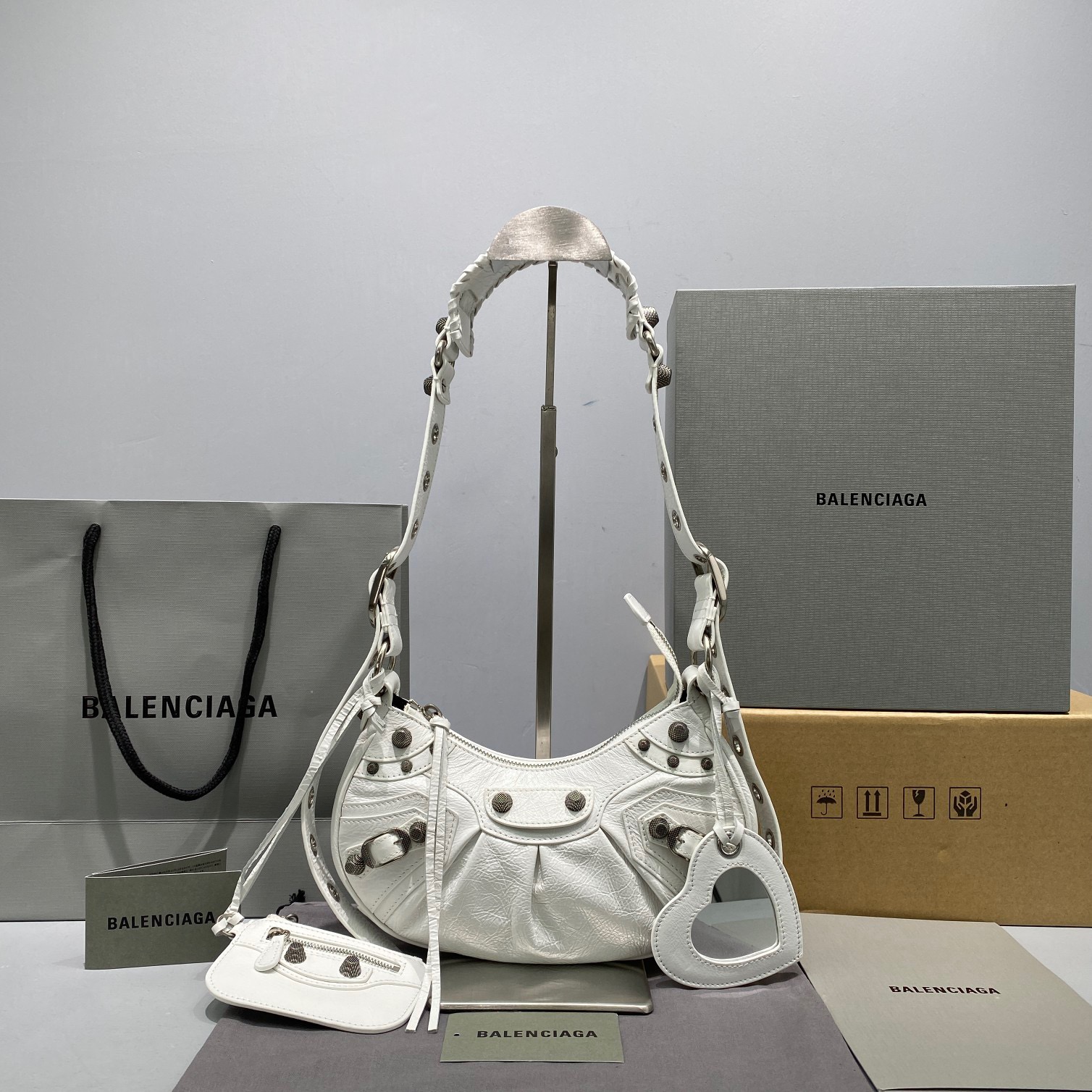 fb638e_adf8dc0c40e44c219bc6bc51bf0185edmv2.jpg Balenciaga Le Cagole 30 White - Image 1