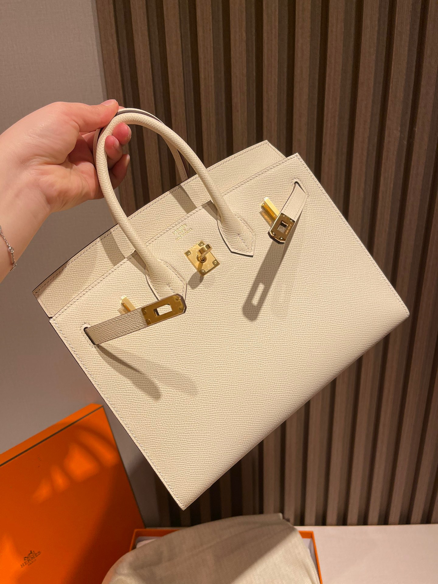 fb638e_afee463a575d4a71a40af67942a0b760mv2.jpg Birkin Sellier 25 Epsom Milky White - Image 1