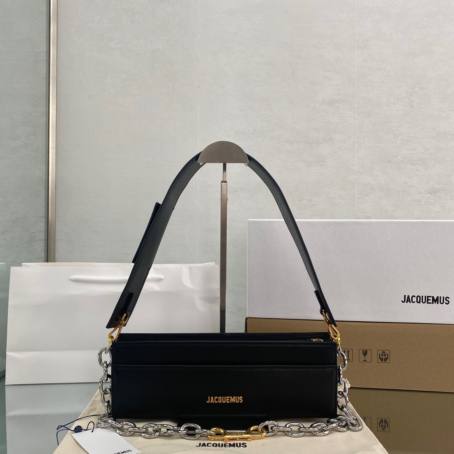 fb638e_b2c5b46e346e4b5ca7678b5b6a1b3444mv2.jpg Jacquemus Le Sac Ciuciu 30 Black - Image 1