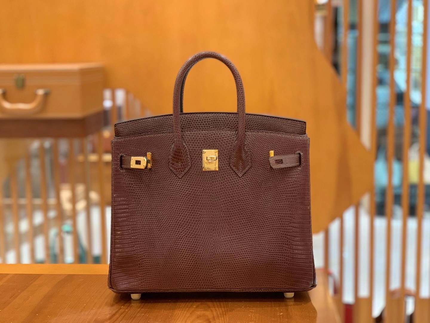 fb638e_b3f0e798609a44019d9720599748569cmv2.jpg Birkin 25 Lizard Bordeaux - Image 1