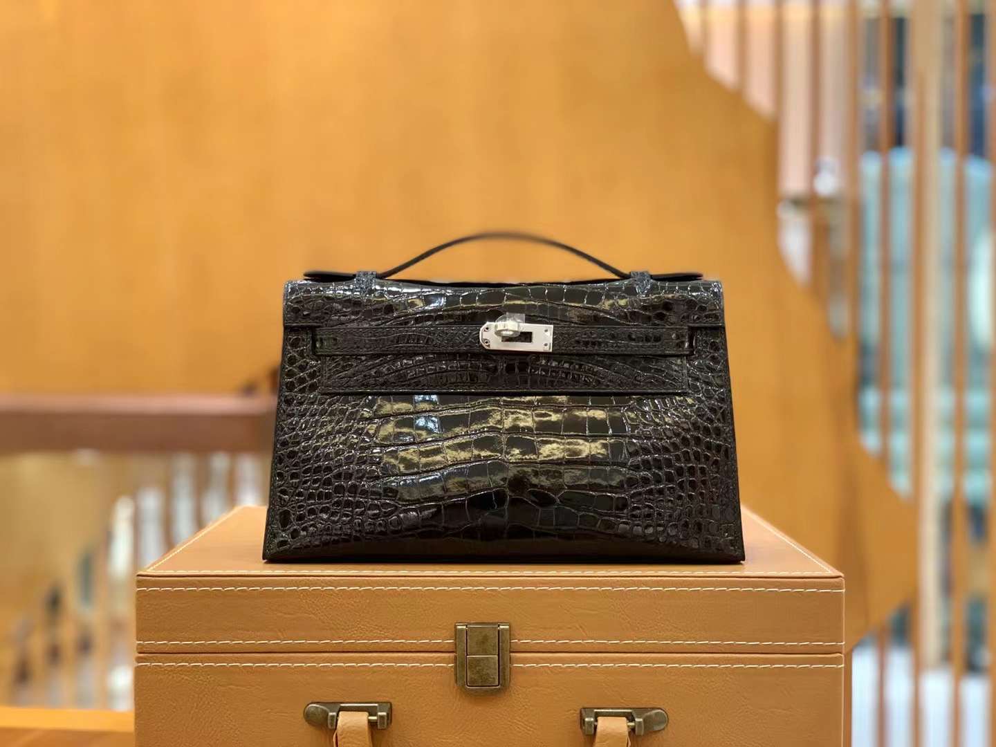 fb638e_b40f3785b9cc49dda6bd9e4f18f70faamv2.jpg Pochette Crocodile - Image 1