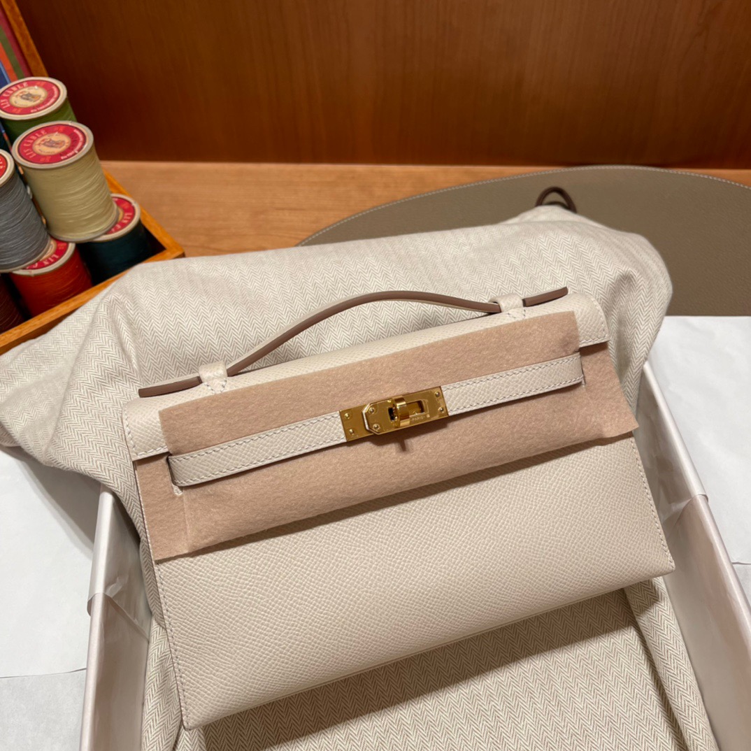 fb638e_b4a5c6e1221049d5addfdc879243fddcmv2.jpg Kelly Pochette Epsom Craie - Image 1