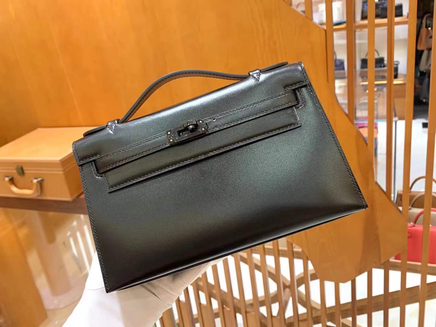 fb638e_b7ee4e73153740199e5244a6b42e0e17mv2.jpg Kelly Pochette Box Calf Black - Image 1