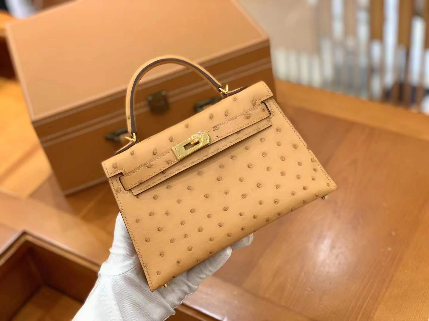 fb638e_b946f98ab34742e7b990a0b5ab7ab532mv2.jpg Mini Kelly Ostrich Toffee Gold - Image 1