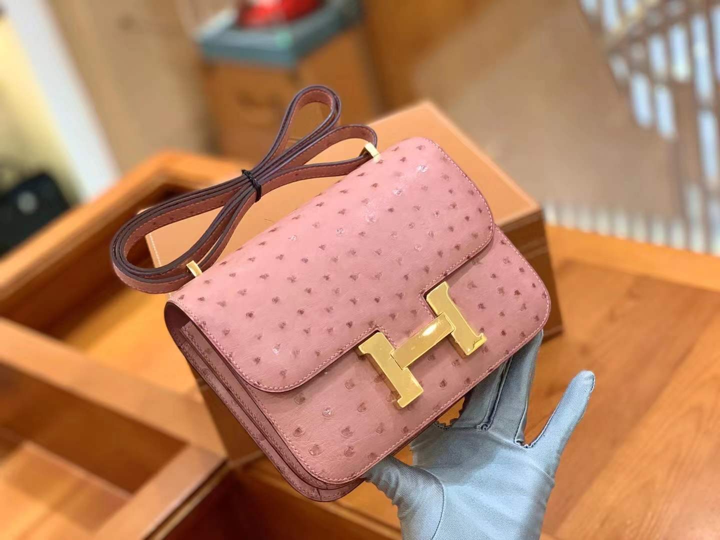 fb638e_b94d09fc2e344ef6aeaaf599ff973afcmv2.jpg Constance 18 Ostrich Ceramic Pink - Image 1