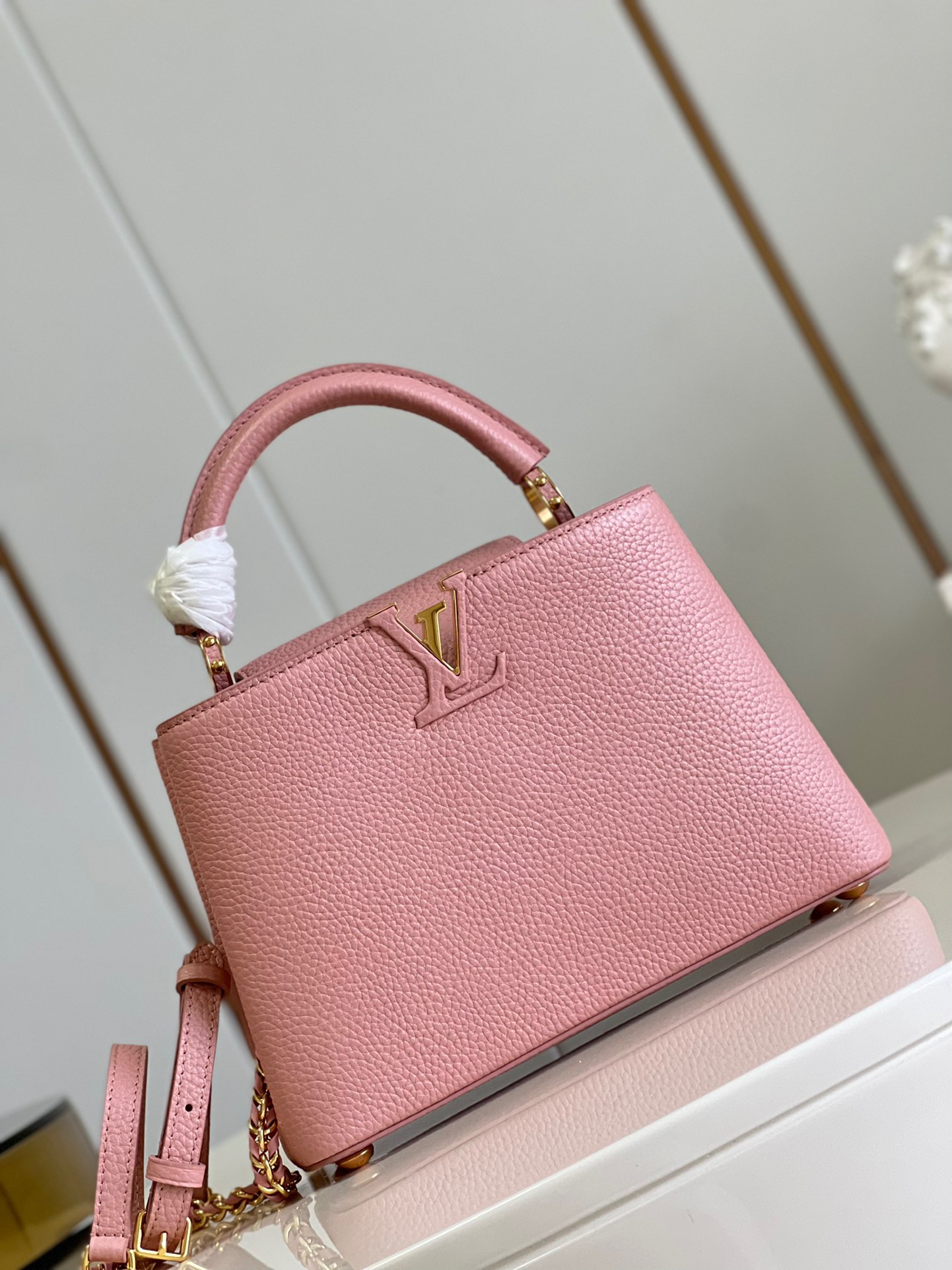 fb638e_ba059dad41ff44f5bb6f95c28fee6553mv2.jpg Louis Vuitton Capucines BB Small Handbag in Gold Pink - Image 1