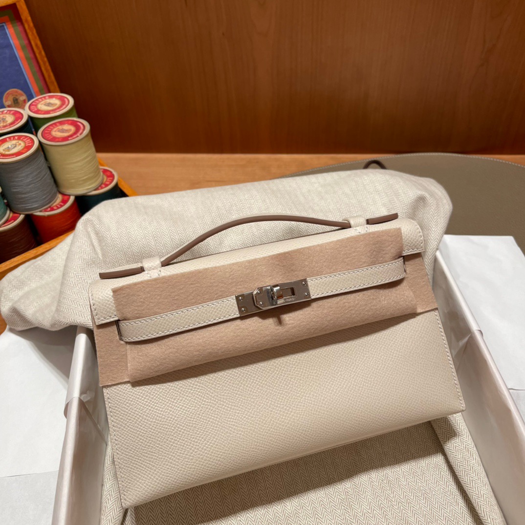 fb638e_bb18cb93cc38405b81de15e907871864mv2.jpg Kelly Pochette Epsom Craie - Image 1