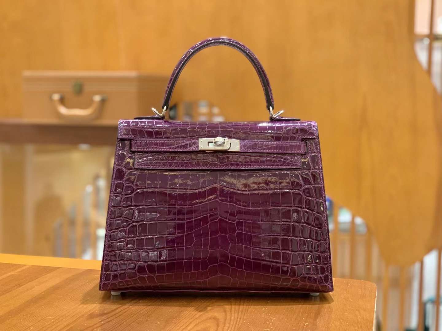 fb638e_bc2d5cf0161c4bfc9fff4f93ed8e8d03mv2.jpg Kelly 25 Crocodile Niloticus Shiny Amethyst - Image 1