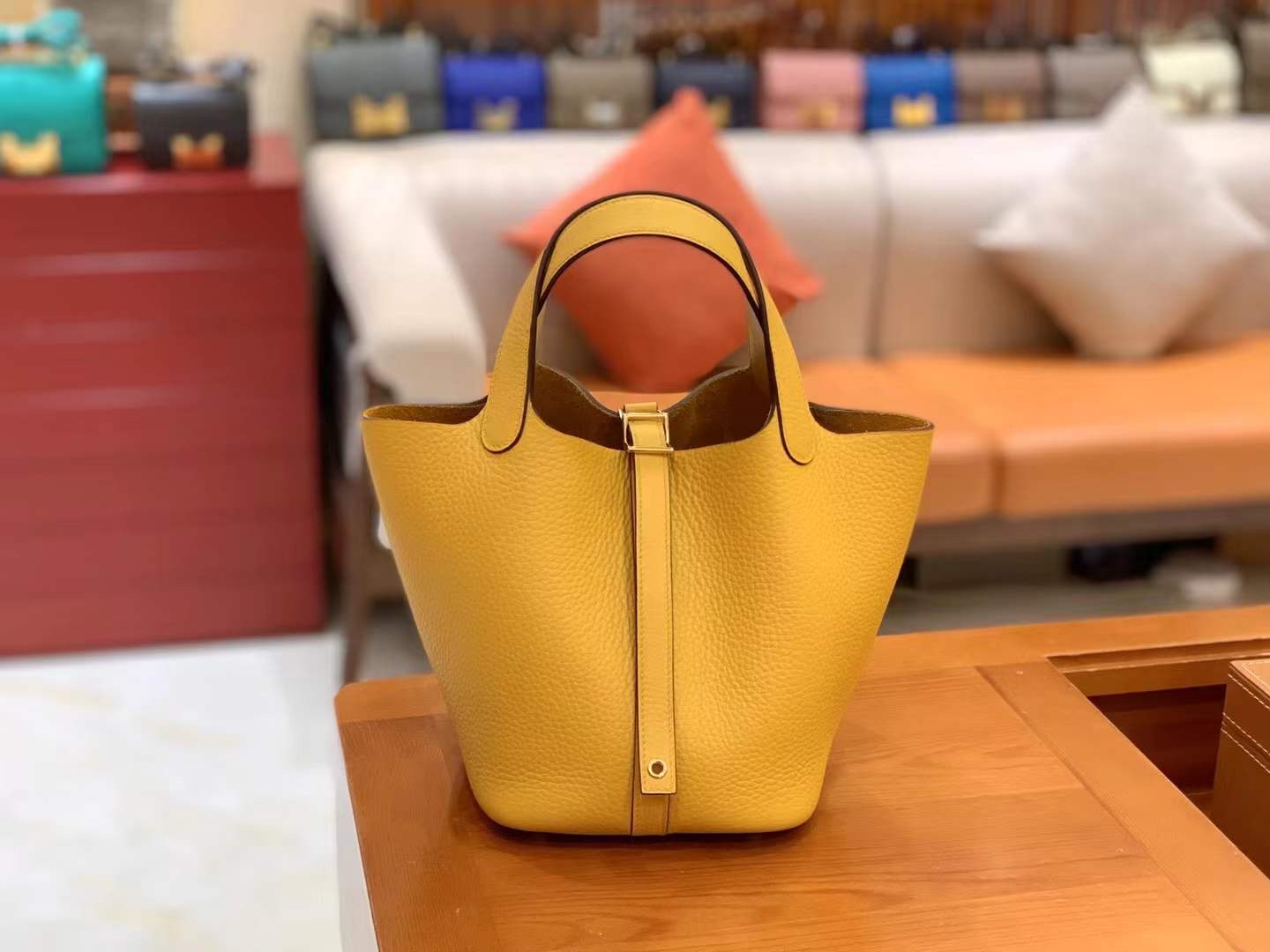 fb638e_bd0c40aa82834a47a7766e9d80852fe4mv2.jpg Picotin 18 Amber Yellow - Image 1