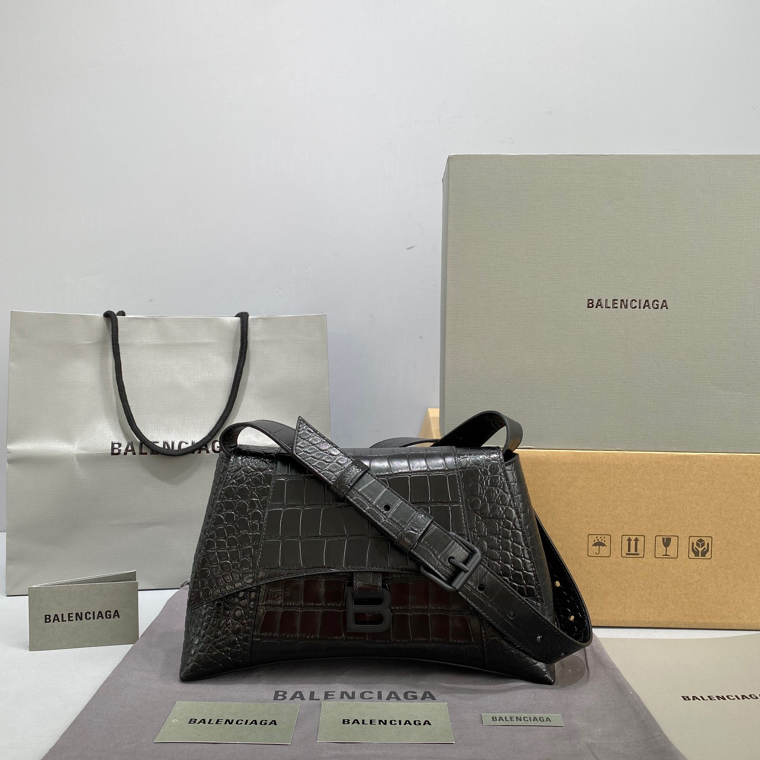 fb638e_bee1edf72145441099d174e8187ba8b7mv2.jpg Balenciaga Downtown 25.5 Black - Image 1