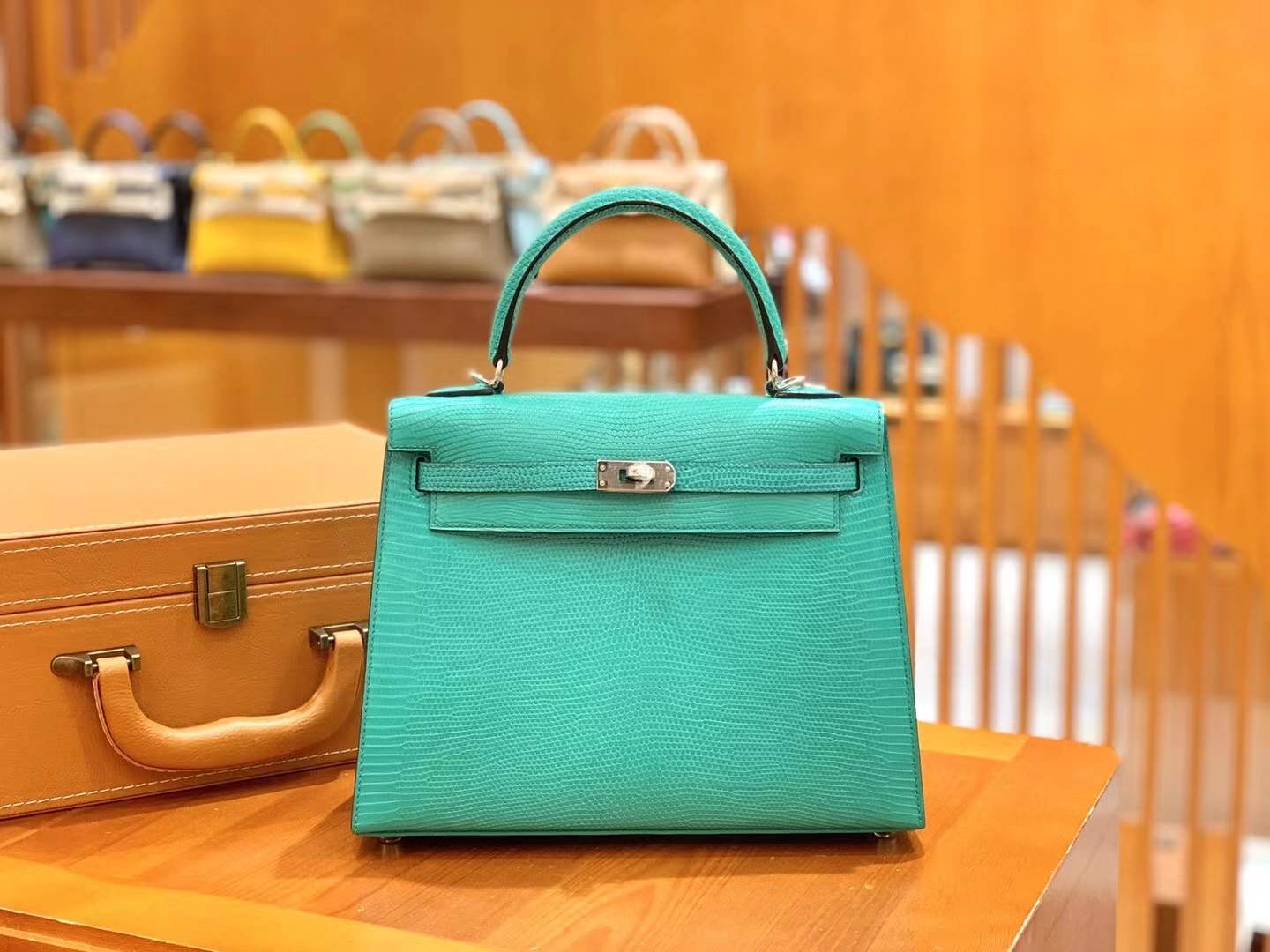 fb638e_bf7a5135d32c44b2ae92c144d0035504mv2.jpg Kelly 25 Lizard Vert jade 06 - Image 1