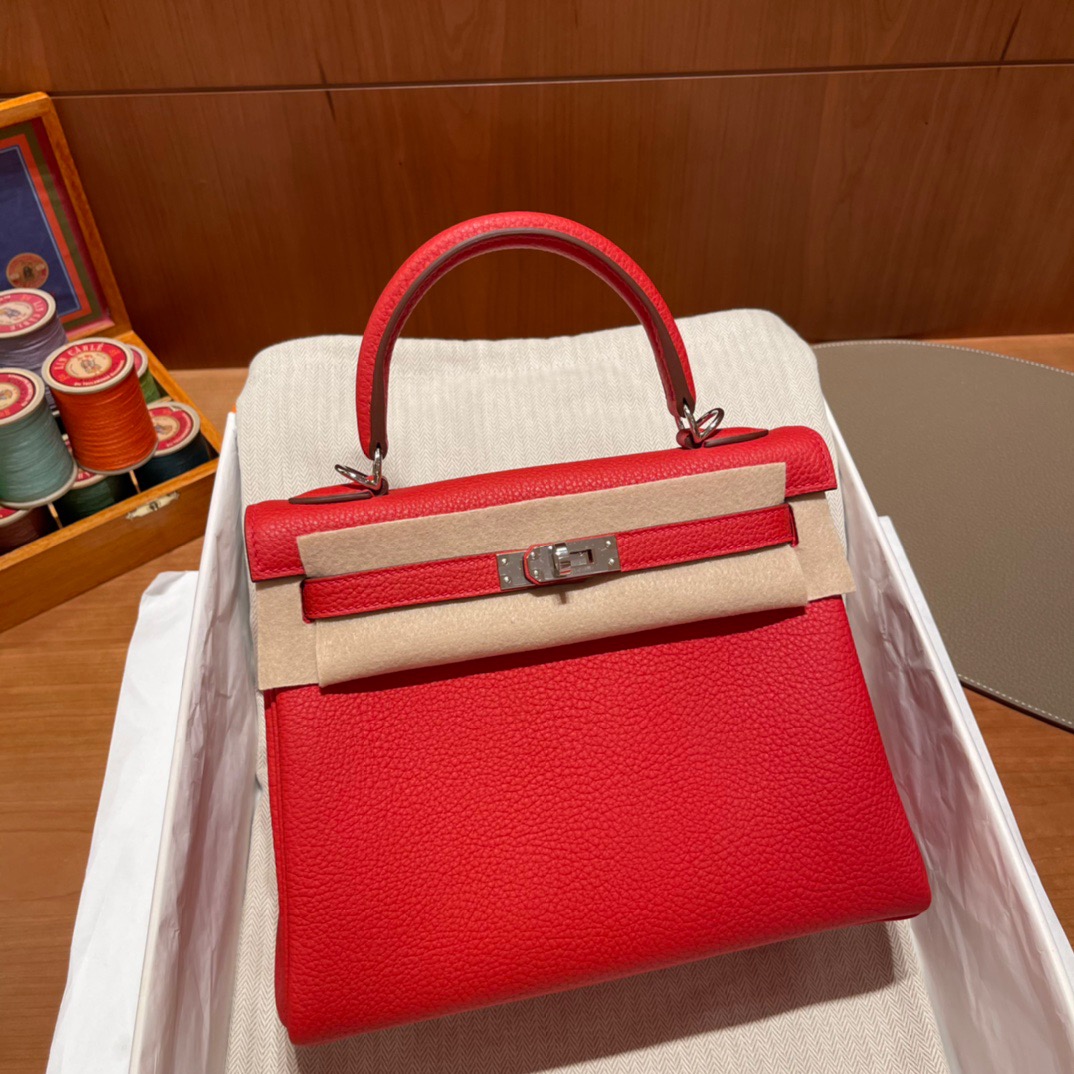 fb638e_c0d2b27d58984a29b4ba7f5dfe36c34dmv2.jpg Kelly 25 Togo Heart Red - Image 1