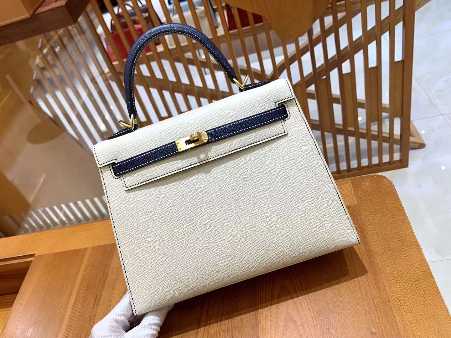 fb638e_c152f1e630c34541883ceb3826c721demv2.jpg Kelly 25 Epsom Craie&Deep Blue - Image 1