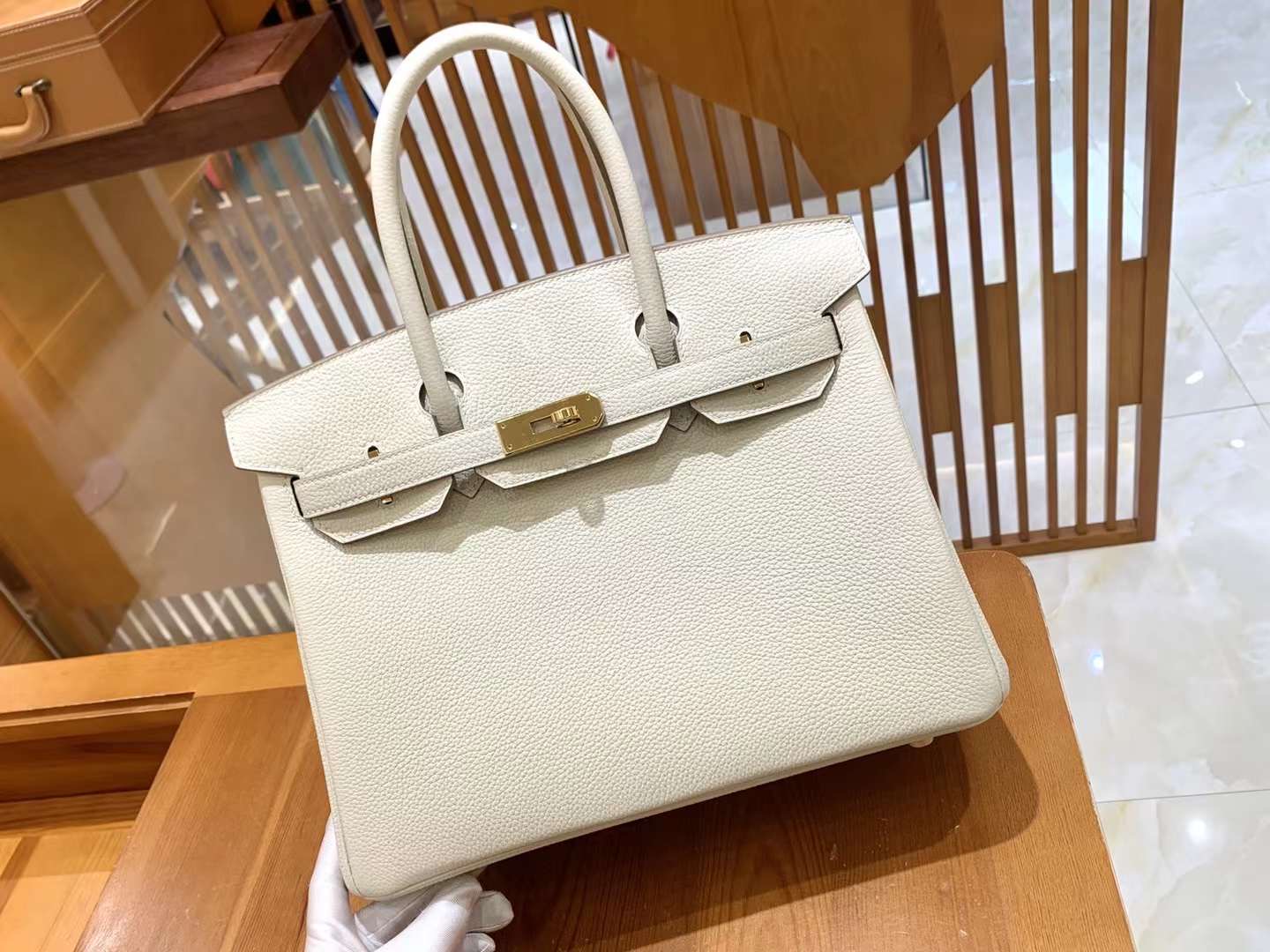 fb638e_c191183389214e16a21a3a1c25d77de4mv2.jpg Birkin 30 Togo Craie - Image 1