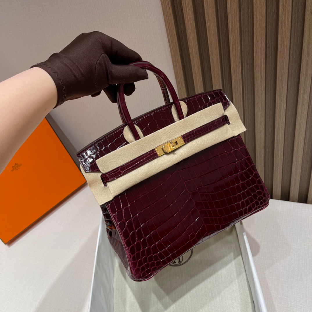 fb638e_c3083a3f522c4280bd59784969b6bdb2mv2.jpg Birkin 25 Niloticus Crocodile Shiny Bordeaux - Image 1