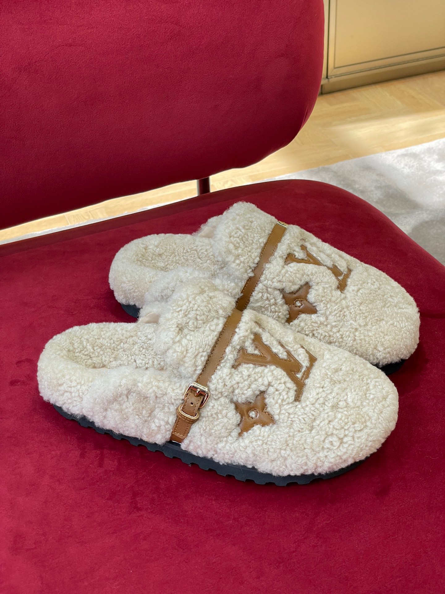 Louis Vuitton home slippers - Image 4