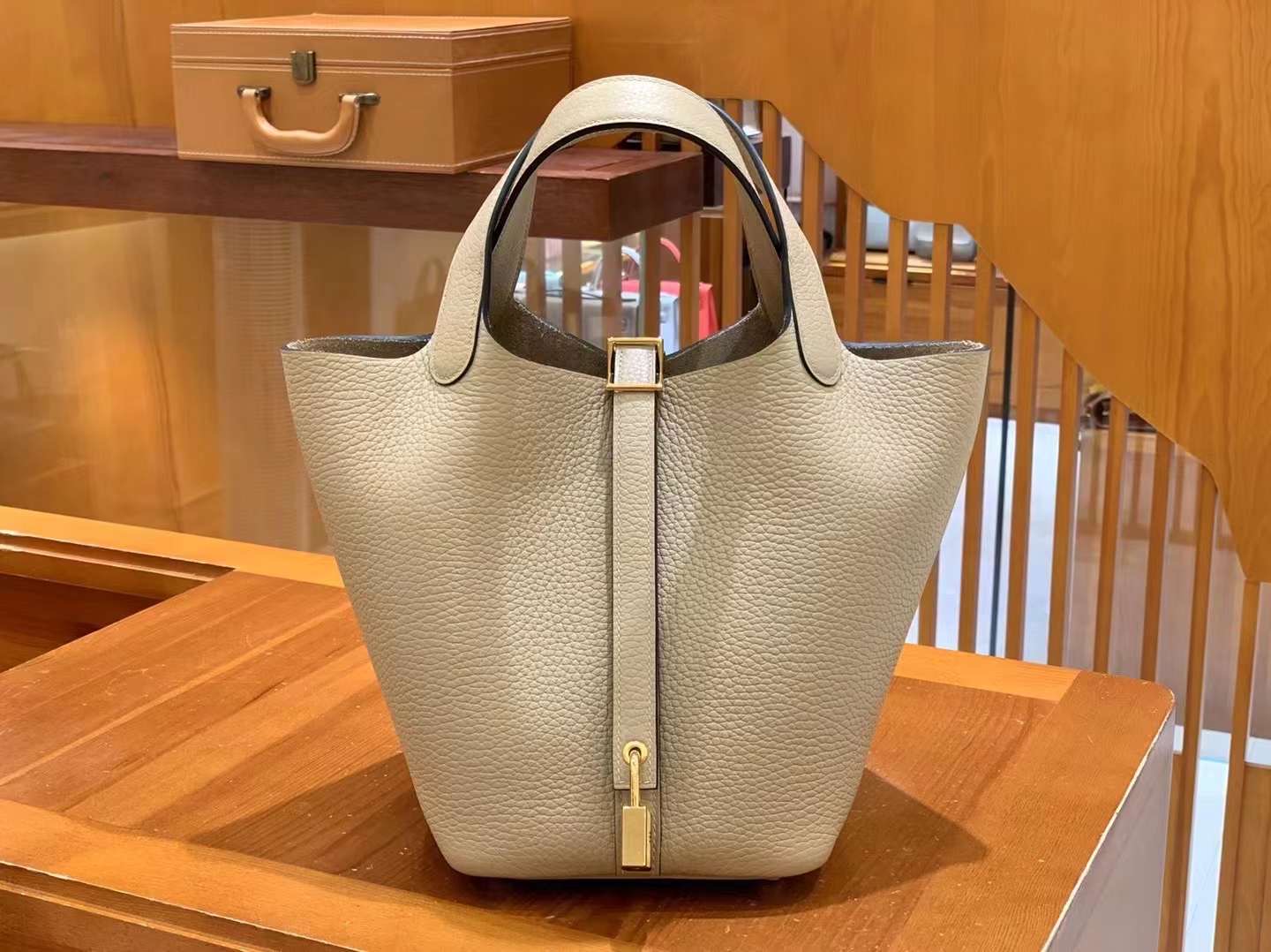 fb638e_c42380d03957418787618c4ffaeb64edmv2.jpg Picotin 18 Milk Brown - Image 1