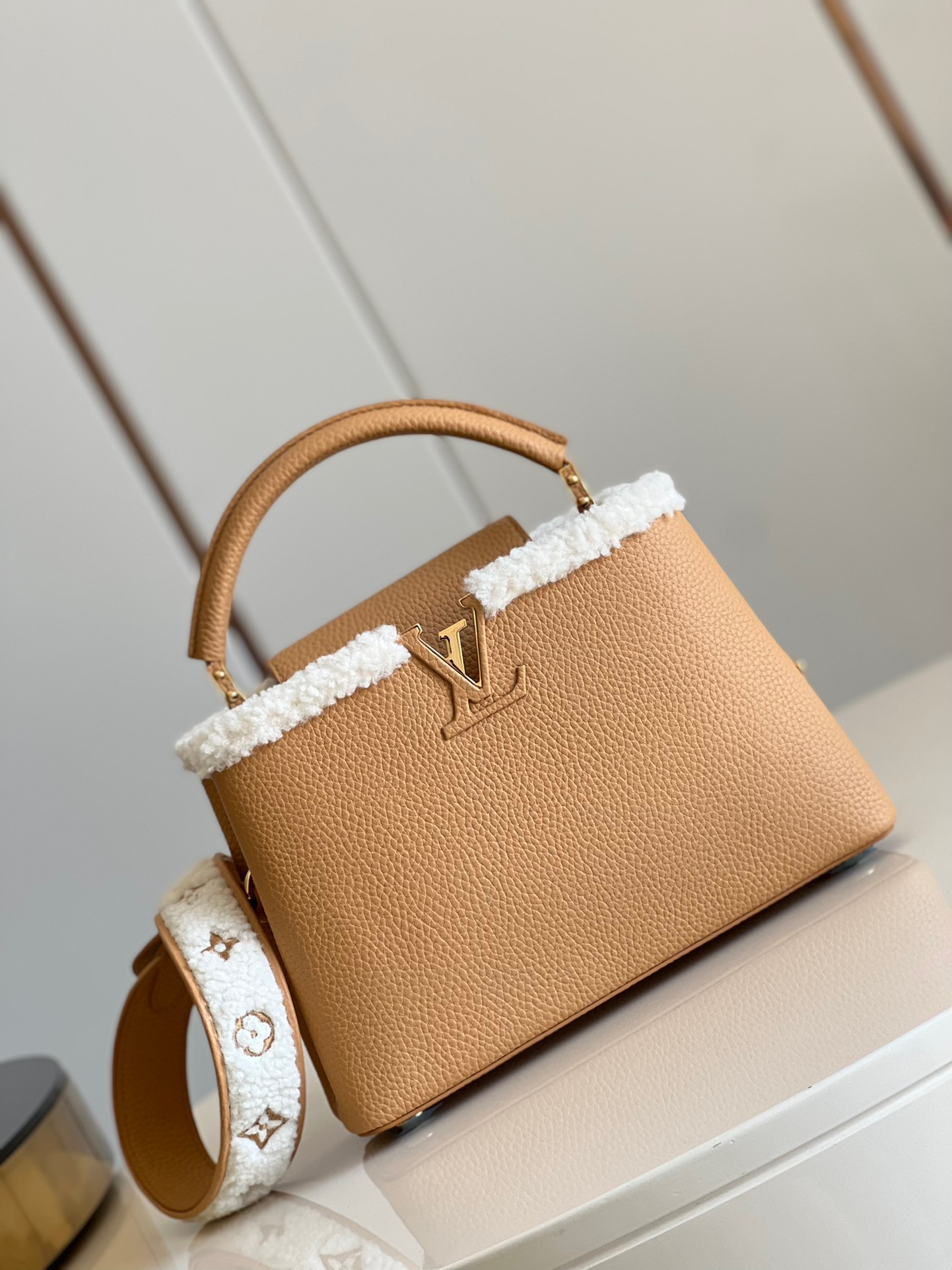 fb638e_c546c871e97145e18349a7f4420d8297mv2.jpg Louis Vuitton Capucines BB Small Handbag in Apricot Gold - Image 1
