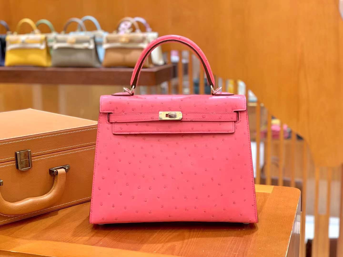 fb638e_c564fdd0f3f84b37a52affd1670a911fmv2.jpg Kelly 25 Ostrich Lipstick Pink - Image 1