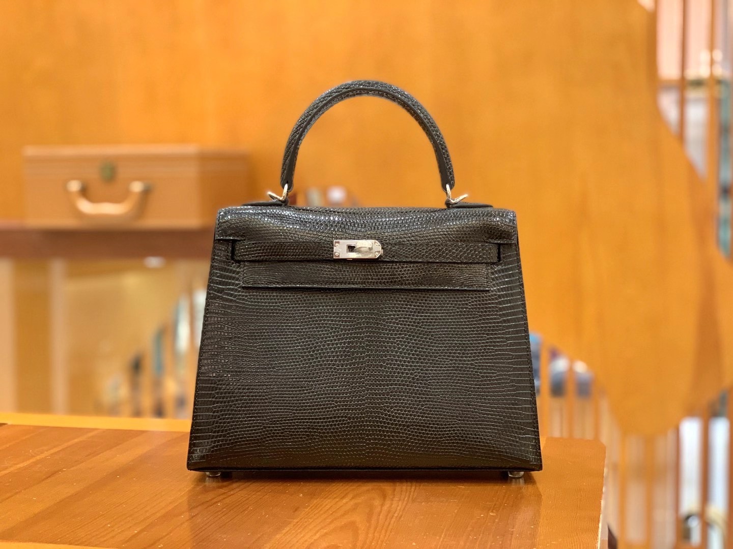 fb638e_c59bf1a345f74c2fa1dbb99922c24328mv2.jpg Kelly 25 Lizard Black - Image 1