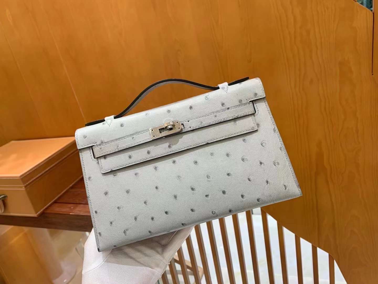 fb638e_c80d1da7abeb492cb18a779434d133d3mv2.jpg Kelly Pochette Ostrich Gris Agate - Image 1