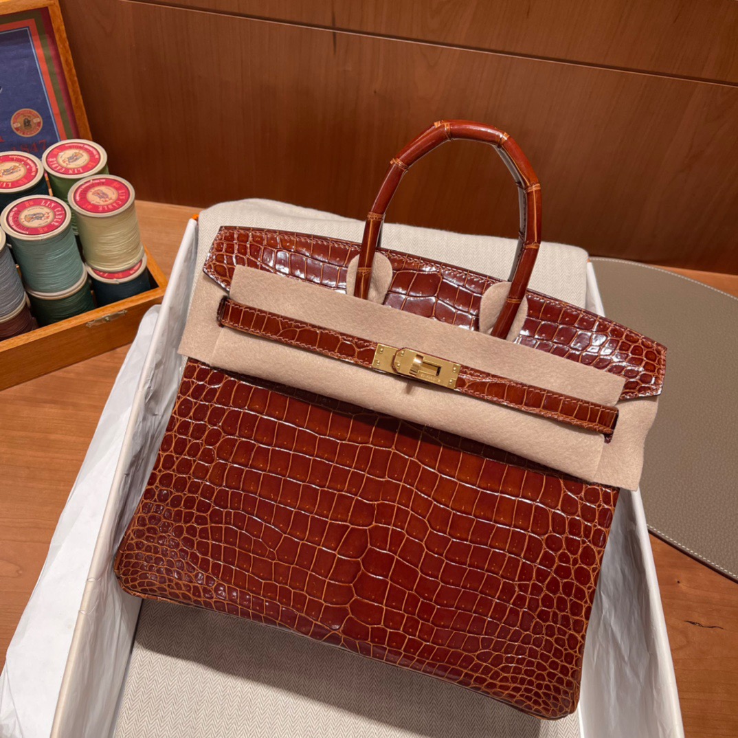 fb638e_c8a26fdab12c40b6b94ffdfb09ec6ef2mv2.jpg Birkin 25 Alligator Procorus Glossy Honey Brown - Image 1