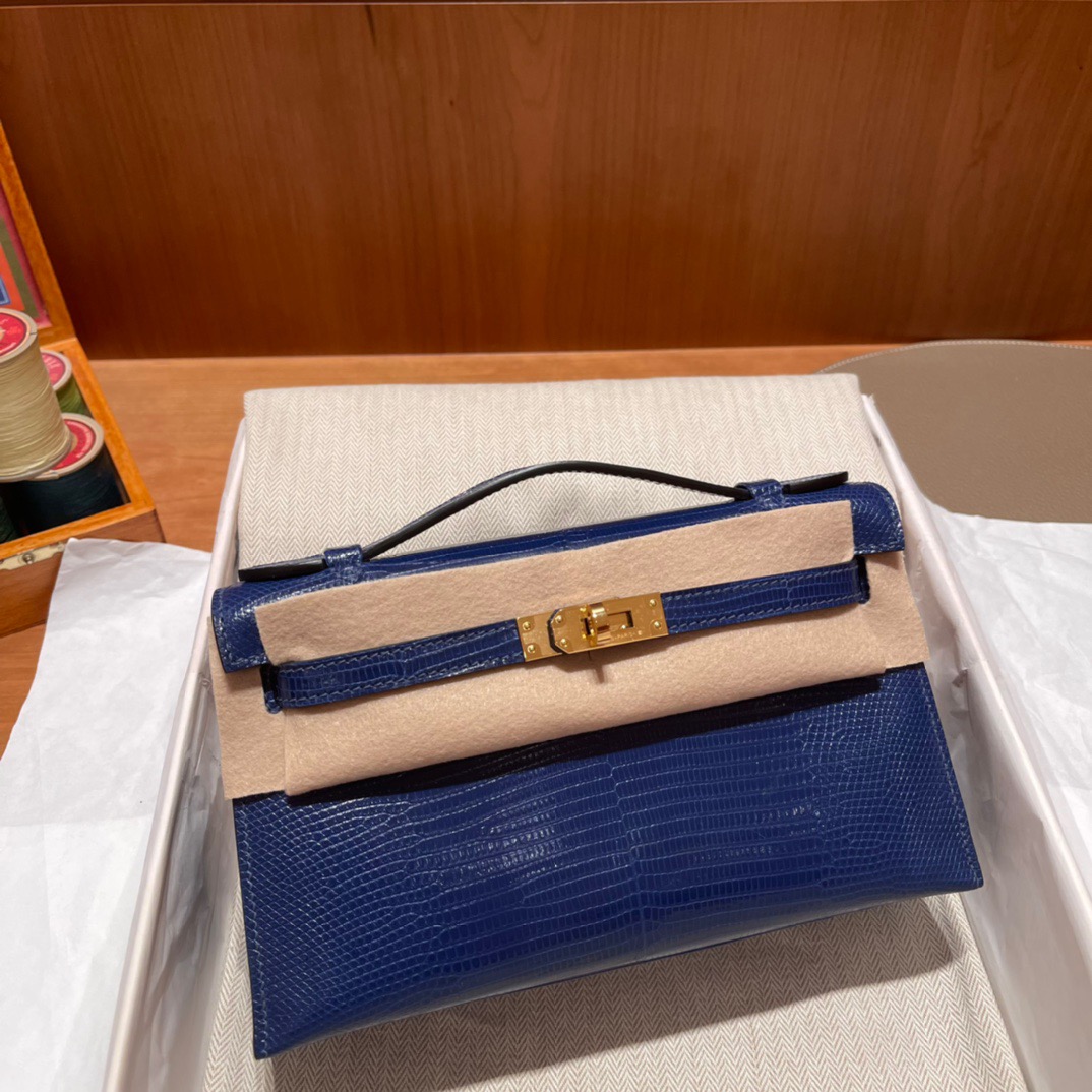 fb638e_c9a6d69c61c3477ab817a739a34c8afamv2.jpg Kelly Pochette Lizard Bleu Encre - Image 1