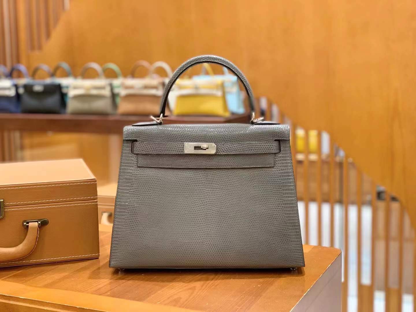 fb638e_cb26a231f7204a628a5a6928a760a778mv2.jpg Kelly 28 Lizard Paris Grey - Image 1