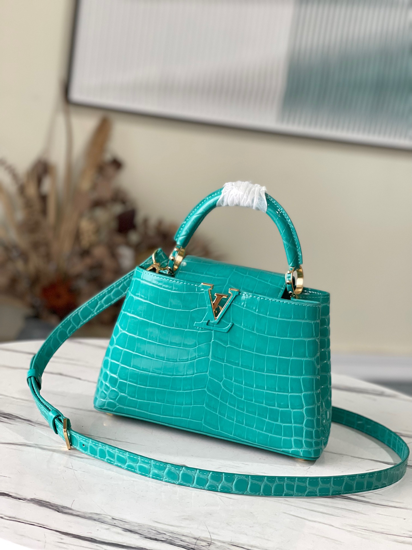 fb638e_ce6b9467b57b431983fe66122bf3af0amv2.jpg Louis Vuitton Capucines BB Small Handbag in Green Crocodile - Image 1