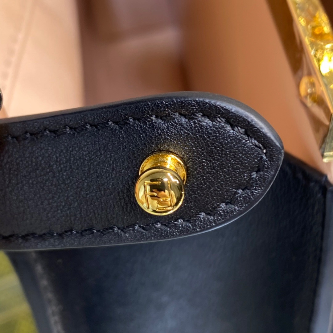 Fendi Peekaboo ISeeU Medium Bag in Black - Image 5