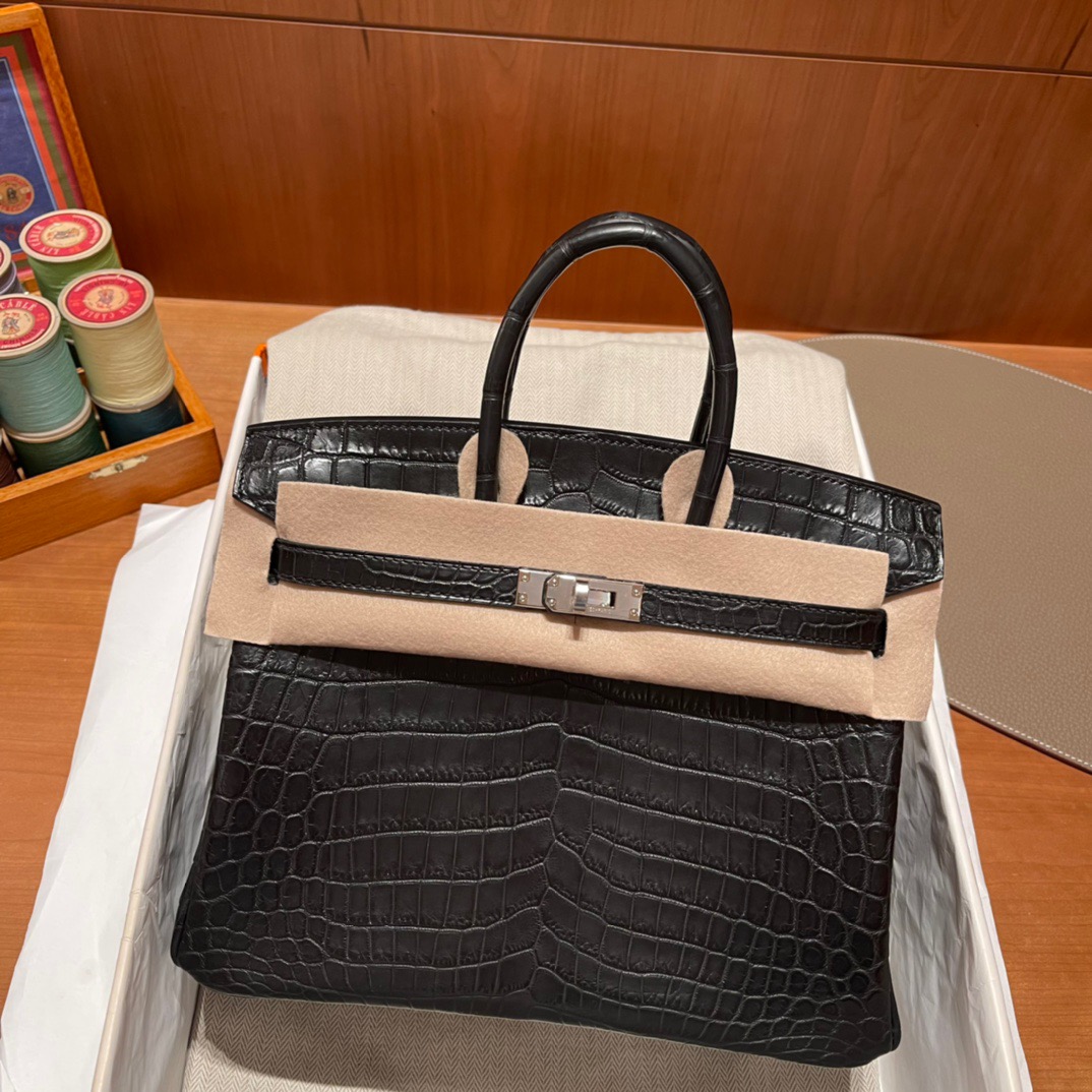 fb638e_d0dbbb6cbe01430b9938c6a27bd8005amv2.jpg Birkin 25 Niloticus Crocodile Matte Black - Image 1