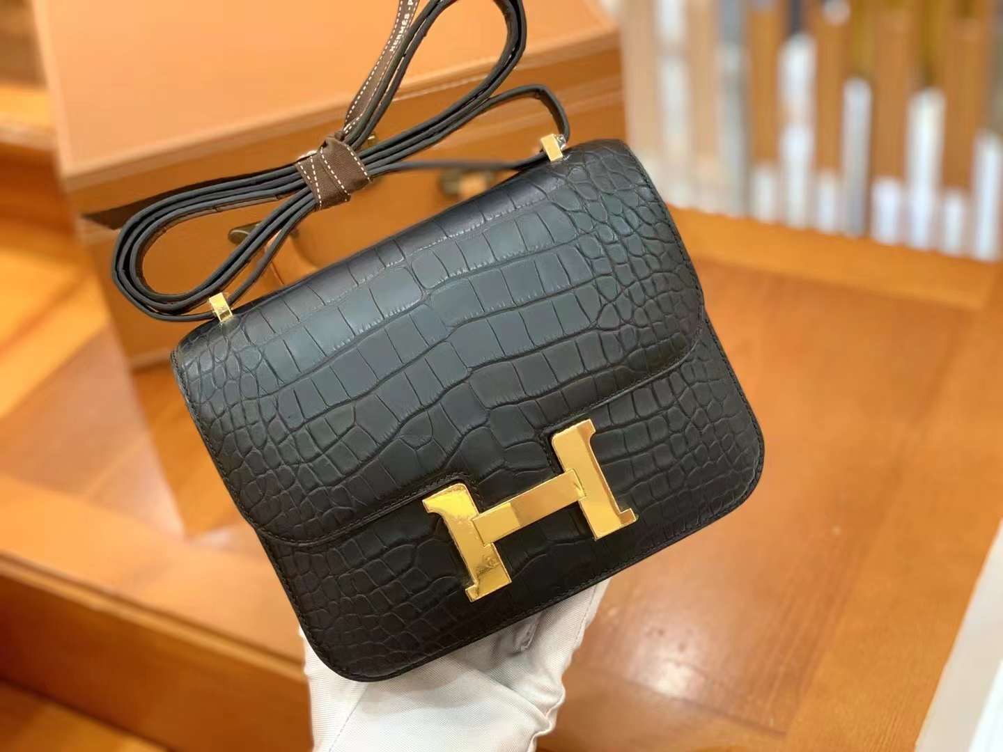 fb638e_d106328f3253487789a6957a4775c21amv2.jpg Constance 18 Crocodile Black - Image 1