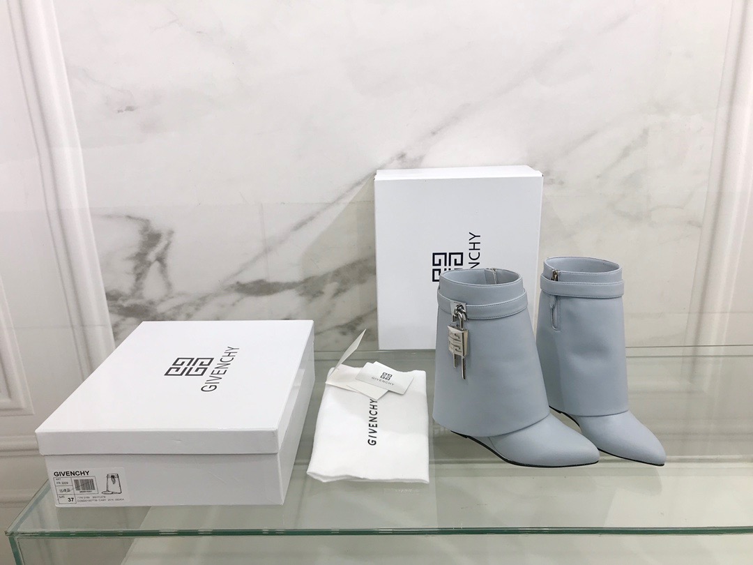 fb638e_d1a42597aeb4499c83114a326ad3a737mv2.jpg Givenchy Blue Ankle Boots - Image 1