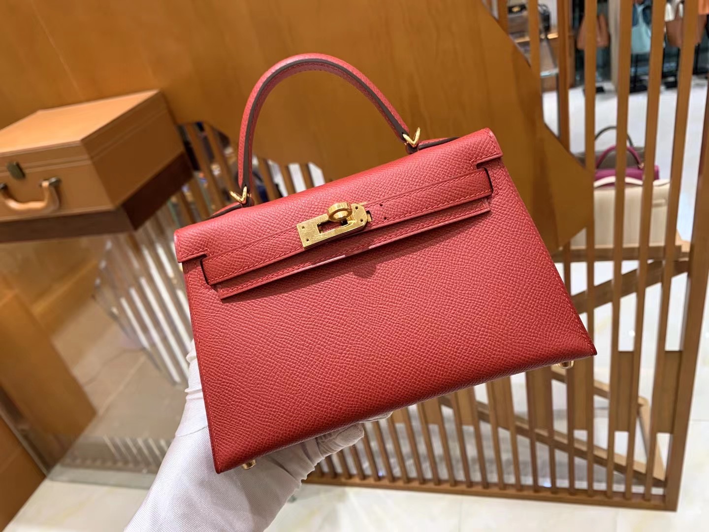 fb638e_d27c468a3c1742d5a00f5aaa74e6fc0bmv2.jpg Mini Kelly Epsom Chinese Red Gold - Image 1