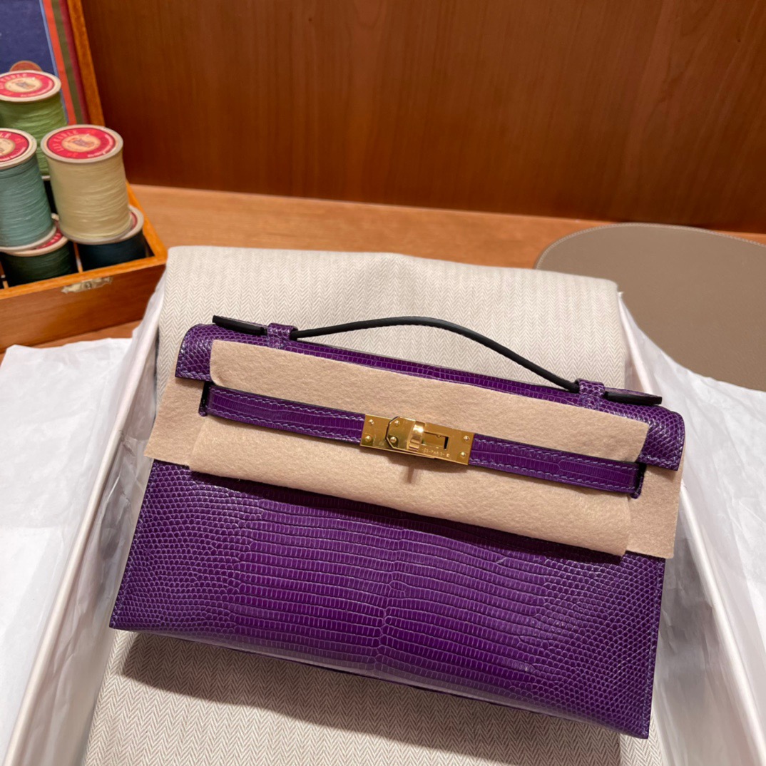 fb638e_d3173374f0c949b2aa2613c71c66f566mv2.jpg Kelly Pochette Lizard Anemone - Image 1