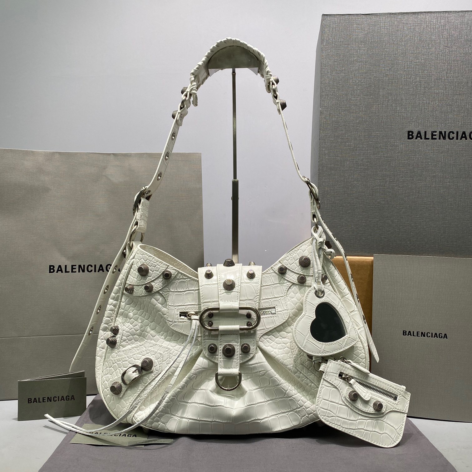 fb638e_d3d48fec2e2b4f50837cc1ac65067657mv2.jpg Balenciaga Le Cagole 33 White - Image 1