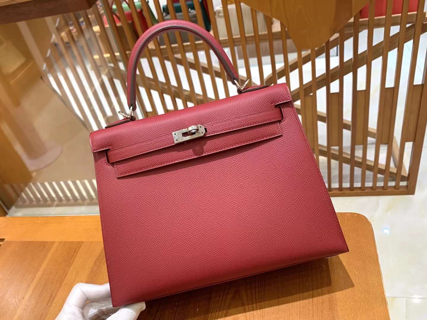 fb638e_d4c2c128d178448691af1959e1258a81mv2.jpg Kelly 25 Epsom Red - Image 1