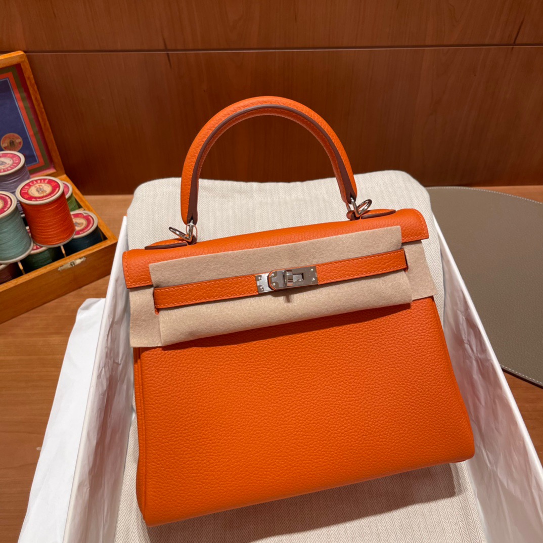 fb638e_d6218d75dd034b24ada109fa8fc8afd3mv2.jpg Kelly 25 Togo Orange - Image 1