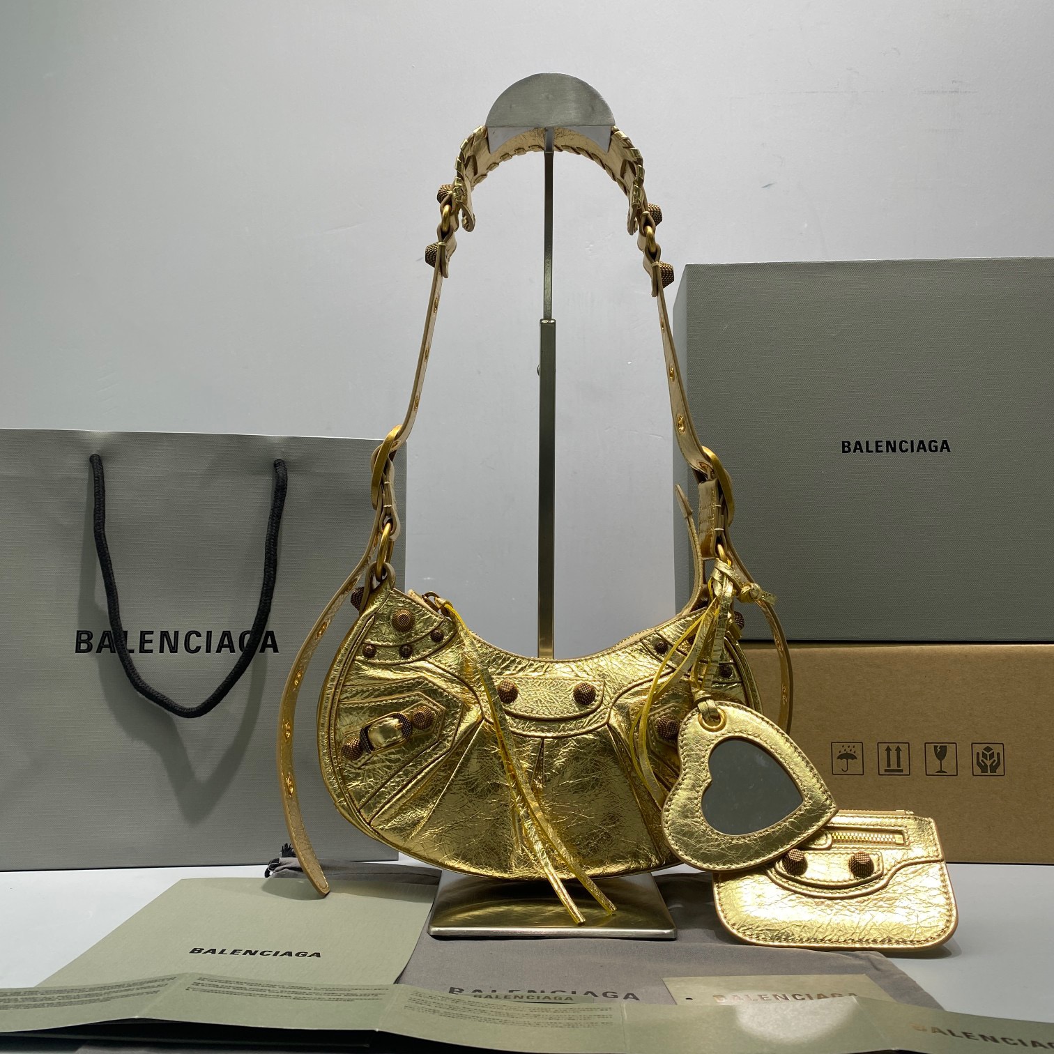 fb638e_d6f246885fc74257b78fc0fbeacf5124mv2.jpg Balenciaga Le Cagole 30 Gold - Image 1