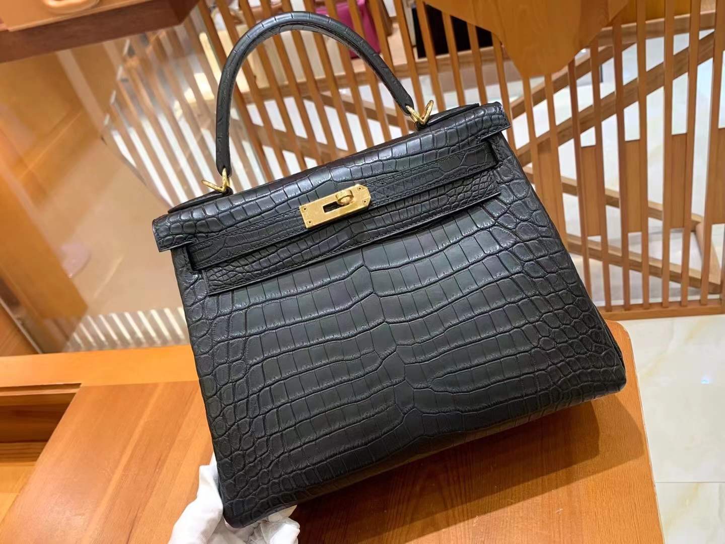 fb638e_d7a62bda66744cd4938833ce8f4a5fa0mv2.jpg Kelly 28 Crocodile Black - Image 1