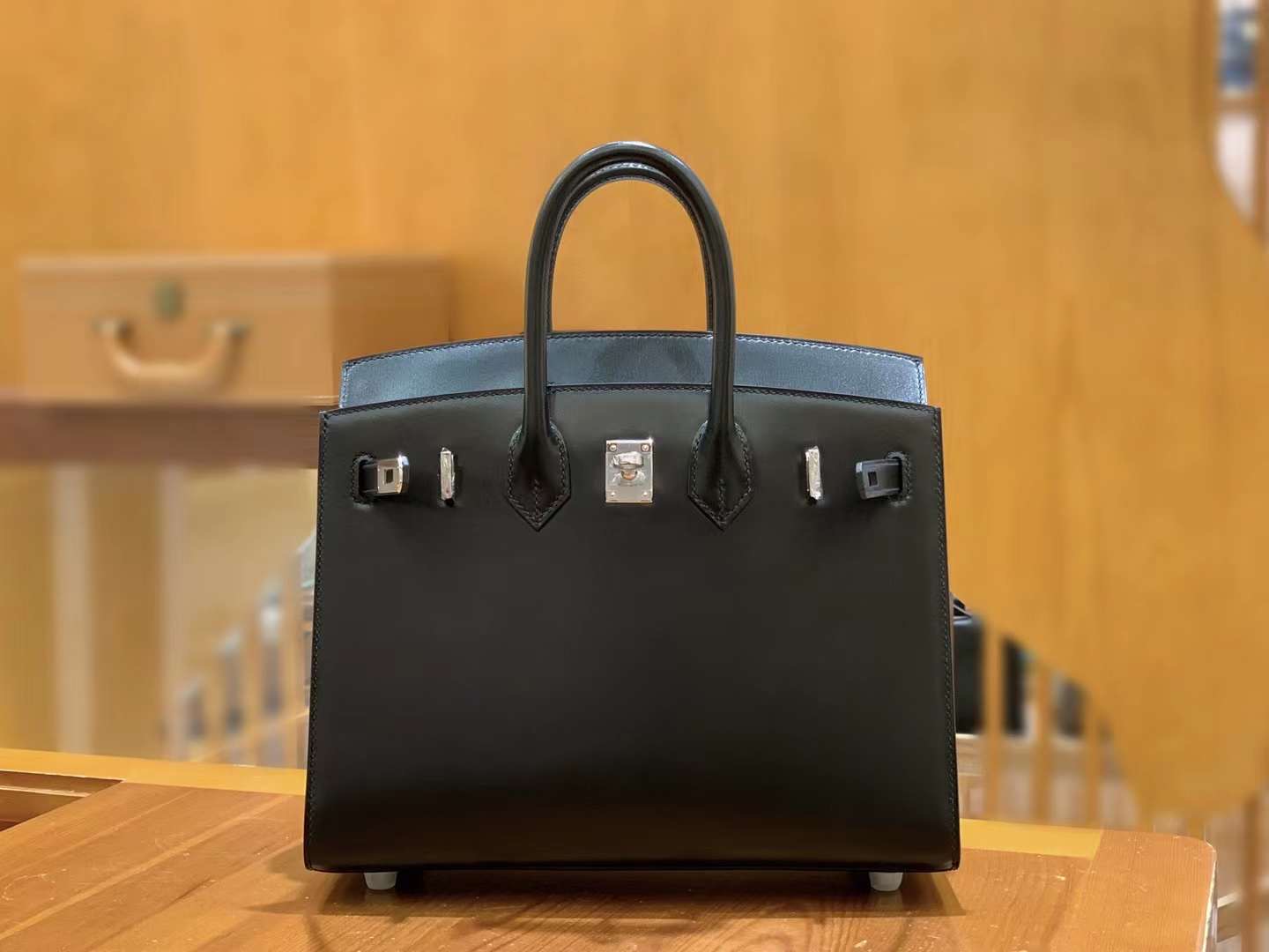 fb638e_d83a6c6490774624b04e7538d1f02eddmv2.jpg Birkin 25 Box Calf Black - Image 1