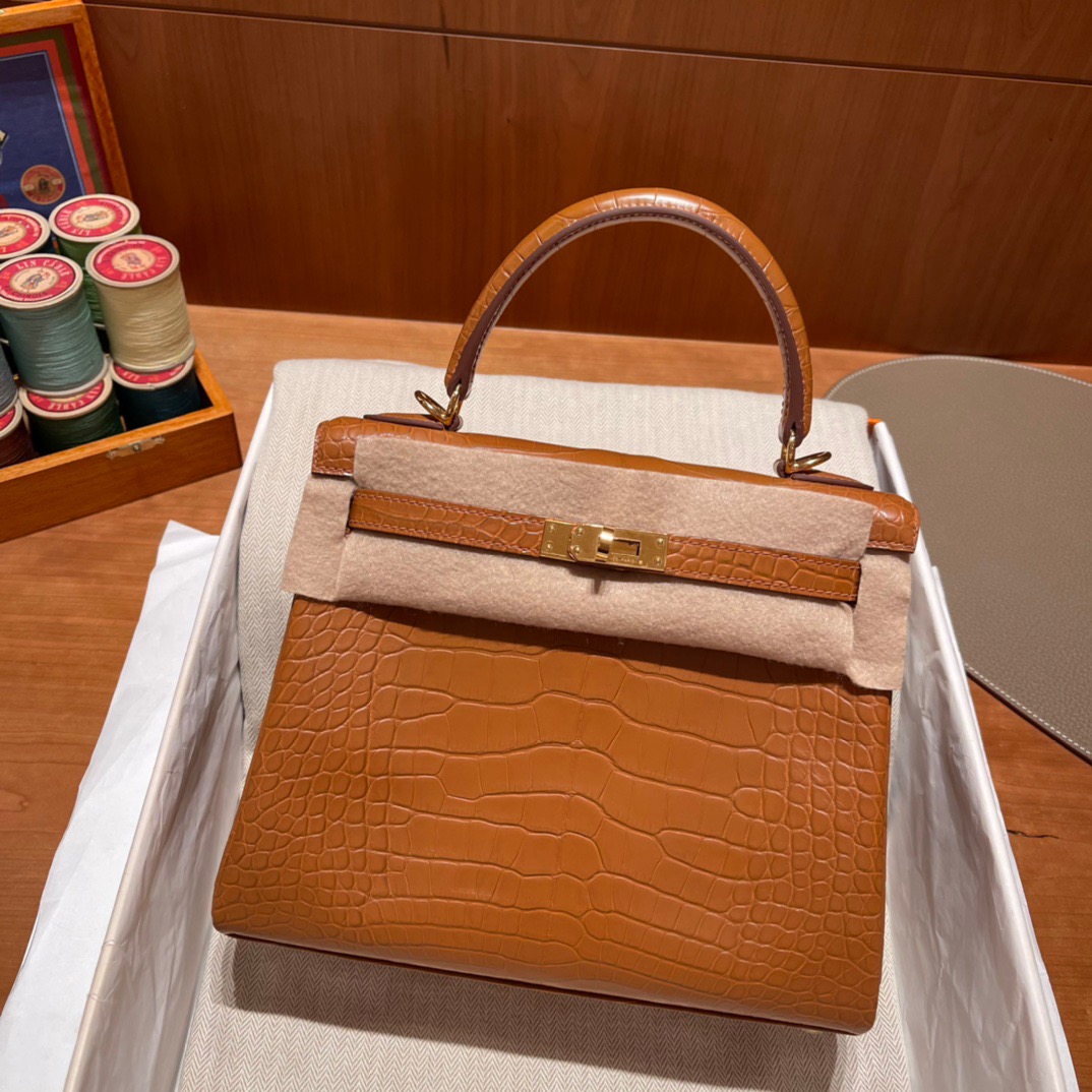 fb638e_d8d44f0c2b6047b38d543bfa23d73557mv2.jpg Kelly 25 Alligator Matte Golden Brown - Image 1