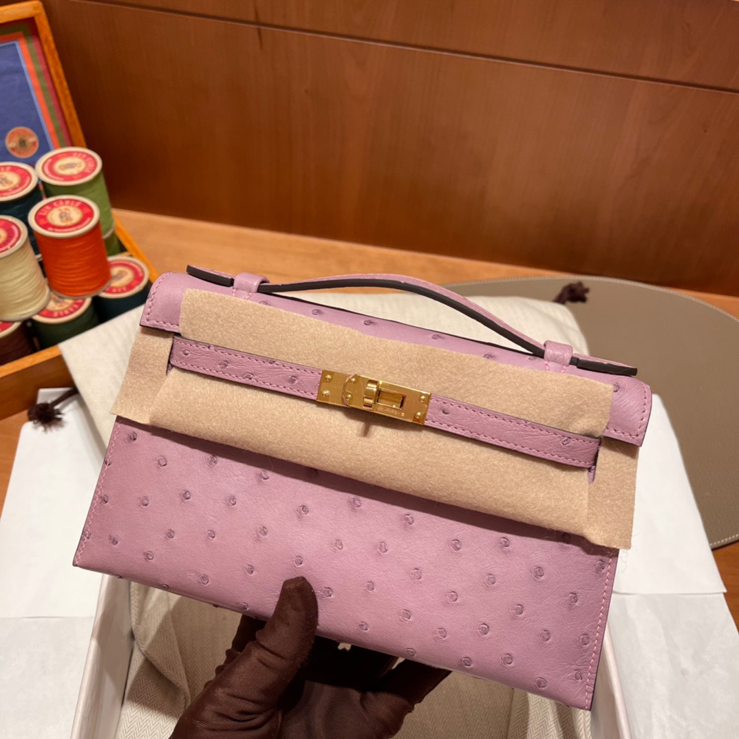 fb638e_d97148bddb3241e7bfc299d8b5bed411mv2.jpg Kelly Pochette Ostrich Cyclamen - Image 1