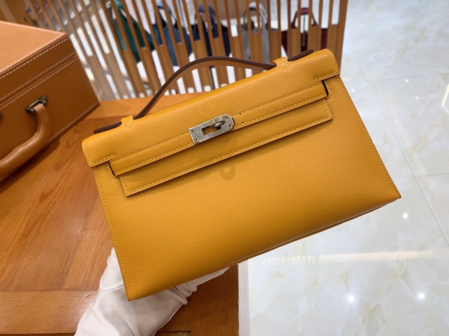 fb638e_d9dd44ec6ef046fb8a685bac5bd8c5b0mv2.jpg Kelly Pochette Swift Sun Yellow - Image 1