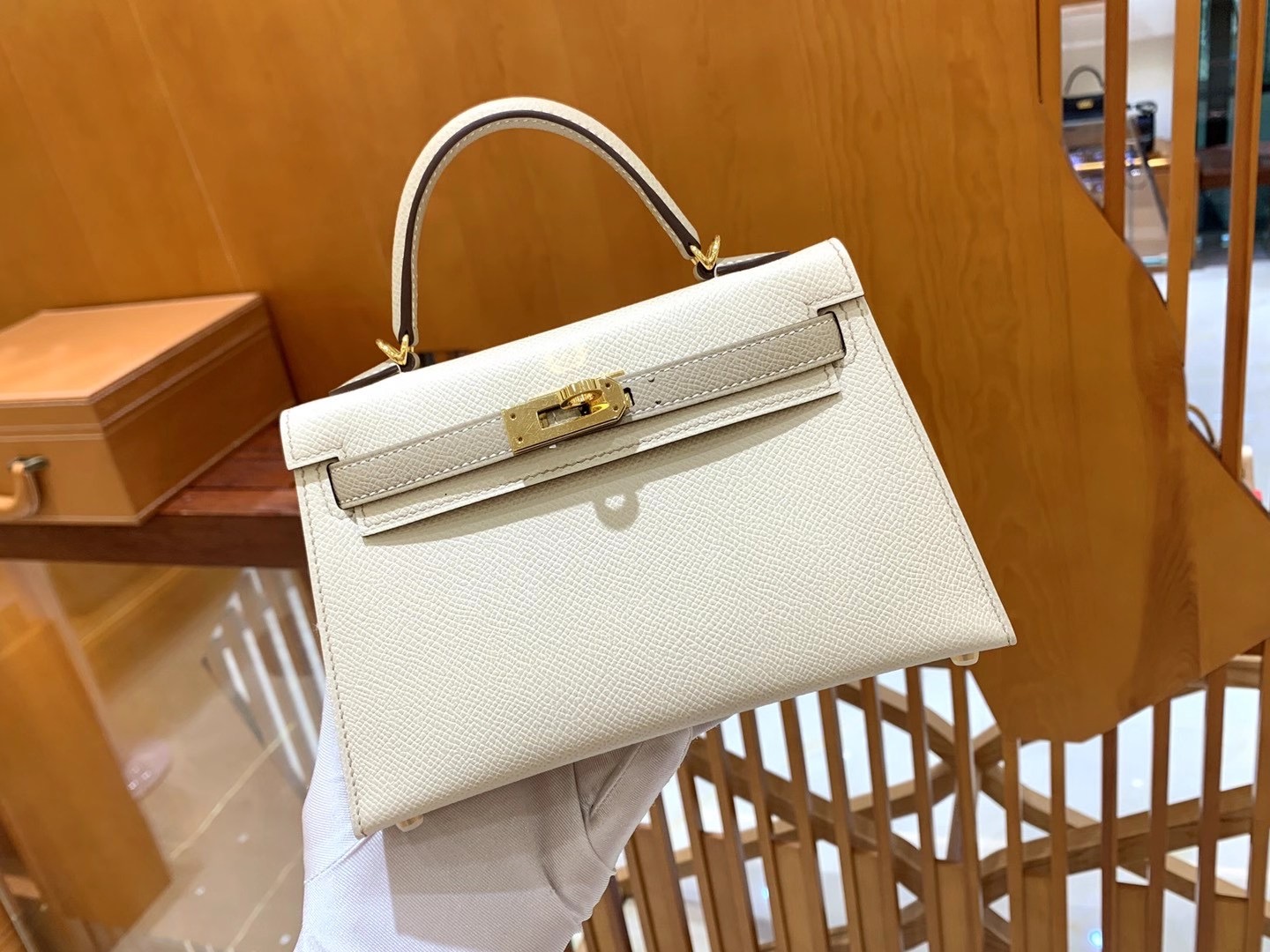 fb638e_da810d4c1a57416682cc00985d87a86fmv2.jpg Mini Kelly Epsom Craie - Image 1