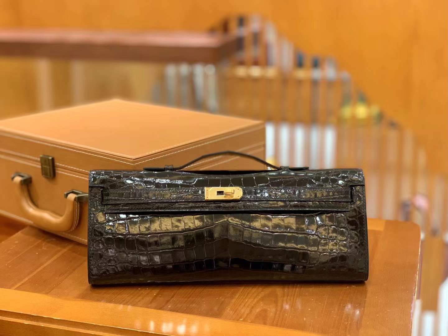 fb638e_dae1791cc3c6415fb6ea34bc31da6999mv2.jpg Kelly Cut 31 Crocodile Black Gold - Image 1