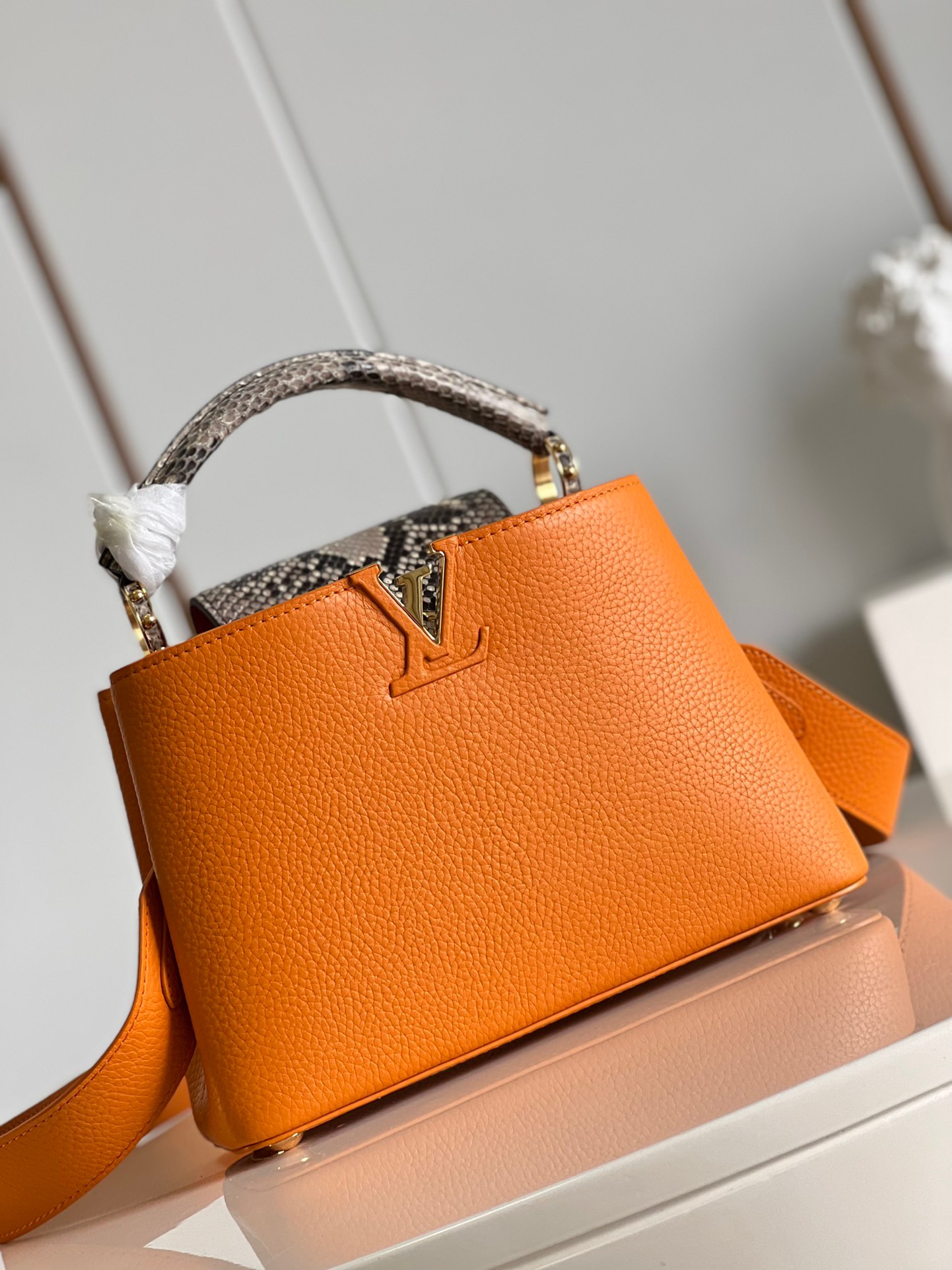 fb638e_dc32511dc2fc4cf2873c41e4c53bcd93mv2.jpg Louis Vuitton Capucines BB Small Handbag in Golden Color - Image 1