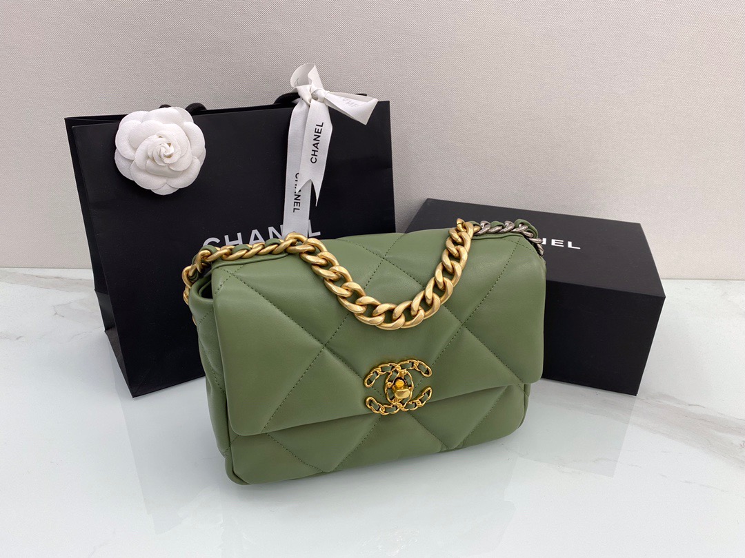 fb638e_dce68caba4344304b21570c6f040c9b0mv2.jpg Chanel 19 Matcha Green - Image 1