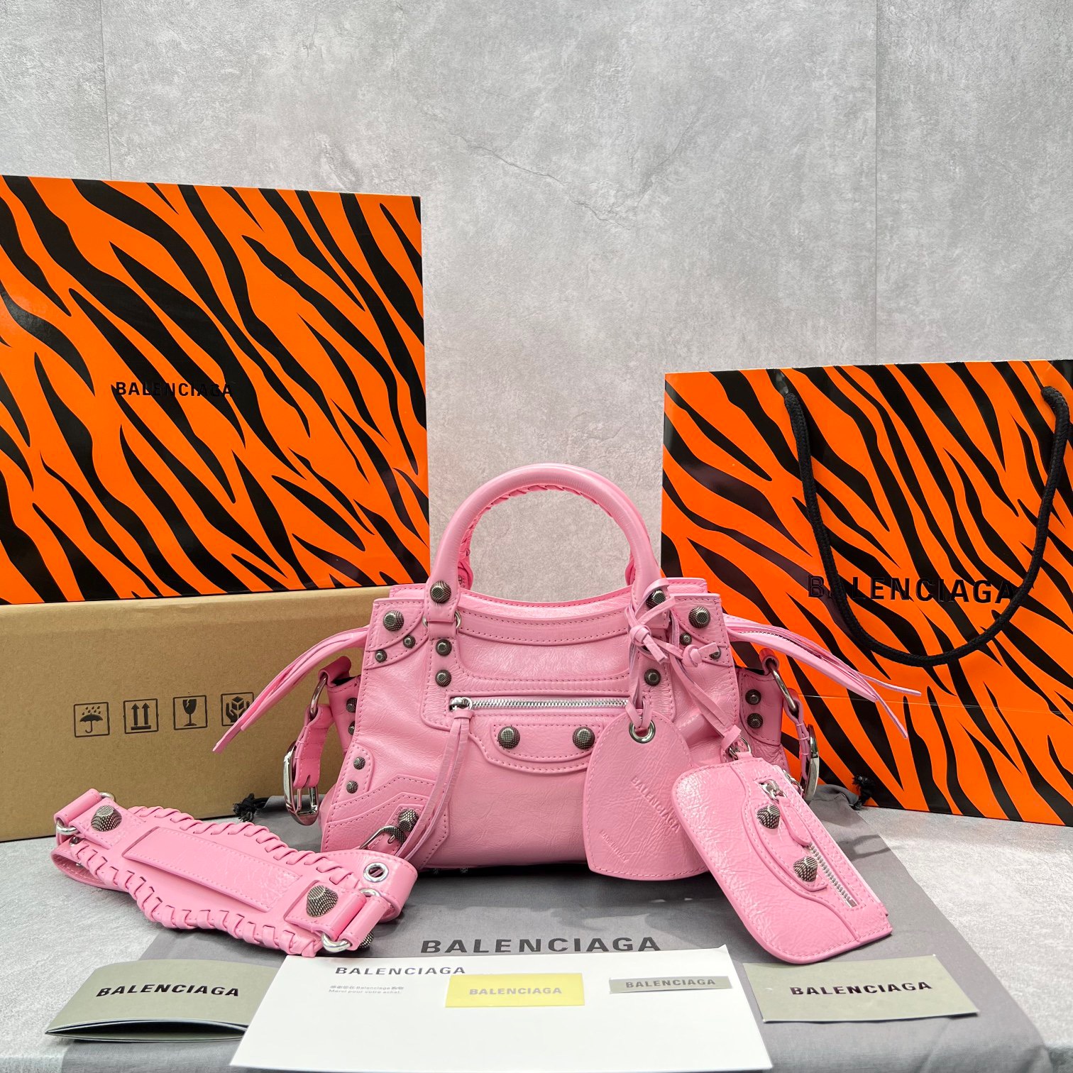 Balenciaga Neo Cagole 26 Oil Wax Pink